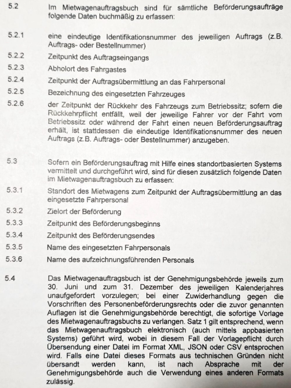 Auszug aus einem Berliner LABO-Mietwagen-Bescheid: Auflagen 5.2 bis 5.4 — Pflichtfelder je Auftrag, Zusatzdaten bei standortbasierter Vermittlung, Vorlage zum 30. Juni und 31. Dezember sowie Export als XML, JSON oder CSV